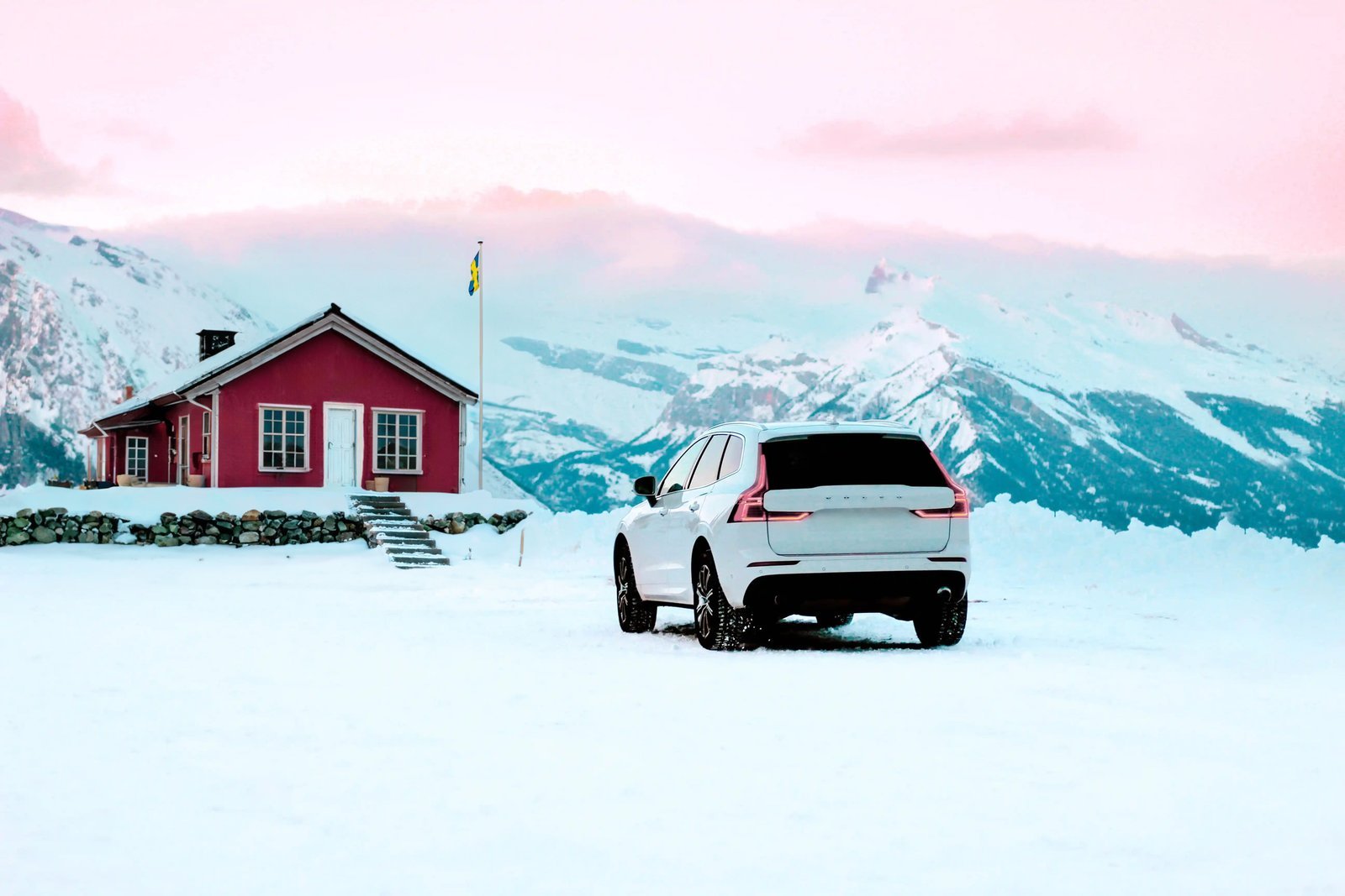 Volvo i svenskt vinterlandskap